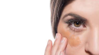 Güzel gözleri kapalı, beyaz tenli bir kadın