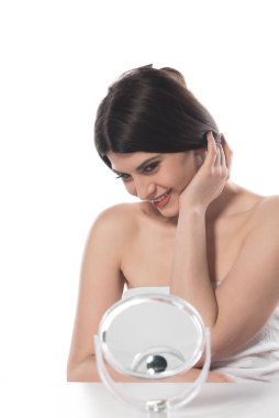 Beyaz arka planda bir şişe suyu olan genç bir kadın.