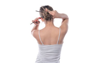 Beyaz arka planda dövmesi olan genç bir kadın.