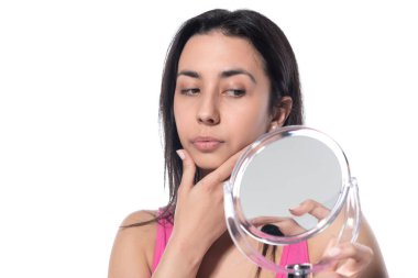 Beyaz arka planda makyaj fırçası olan güzel bir genç kadın.