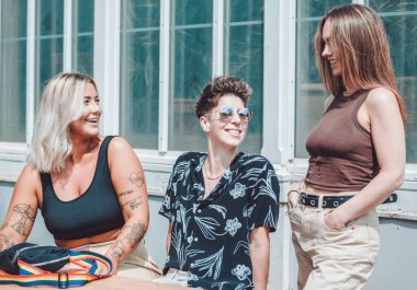 Igbt bayan arkadaşları dışarıda eğleniyor. 