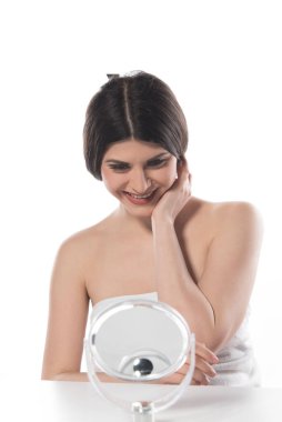 Beyaz arka planda bir şişe suyu olan genç bir kadın.