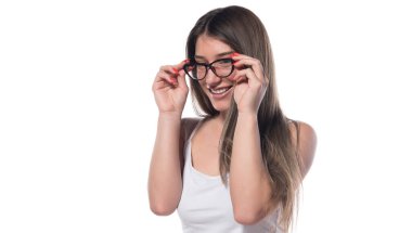 Beyaz arka planda gözlükleri ve gözlükleri olan güzel genç bir kadın.