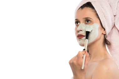 Banyoda havlusu olan kadın..