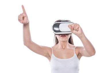 Sanal gerçeklik gözlüklü ve video kulaklıklı kadın.