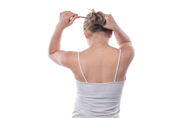 Kafasında fırça olan bir kadın.