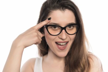 Gözlüklü ve göz makyajlı, beyaz tenli güzel bir kadının portresi.