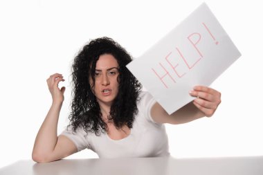 Üzgün yüzlü genç bir kadın.