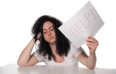 Kağıt kağıtları ve siyah bir geçmişi olan üzgün genç bir kadın.