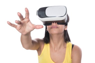 Beyaz arkaplanda vr kulaklık kullanan kadın