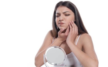 Yüzünde ayna olan genç ve güzel bir kadın.