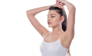 Mükemmel ciltli ve sağlıklı vücutlu güzel genç bir kadın.