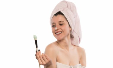 Kafasında havluyla beyaz tenli güzel bir kadın.