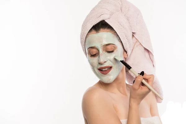 Krásná Mladá Žena Obličejovou Maskou Tváři Použití Kosmetické Krém Bílém — Stock fotografie
