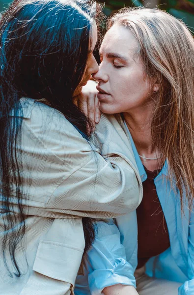 Jeune Couple Amoureux Embrasser Embrasser — Photo