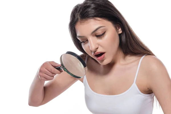 Jeune Femme Avec Loupe Isolée Sur Fond Blanc — Photo