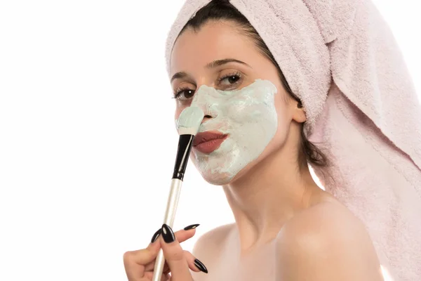 Ung Kvinna Med Handduk Ansiktet Tillämpa Ansiktsmask — Stockfoto