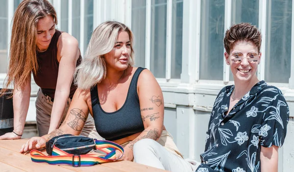 Igbt bayan arkadaşları dışarıda eğleniyor. 