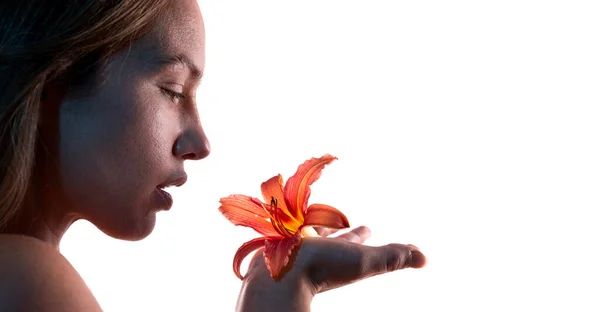 Hermosa Joven Con Pelo Rojo Una Flor — Foto de Stock