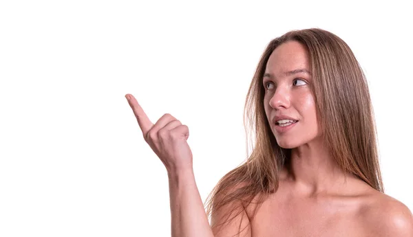 Mujer Joven Con Una Camiseta Blanca Sobre Fondo Liso — Foto de Stock