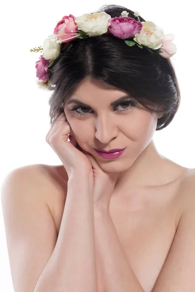 白い背景の花を持つ美しい若い女性 — ストック写真