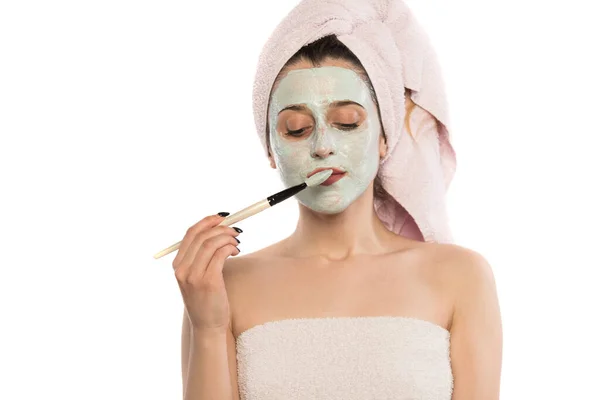 Jonge Vrouw Met Gezichtsmasker Gezicht Aanbrengen Cosmetische Crème Haar Hoofd — Stockfoto