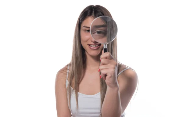 白い背景に虫眼鏡をかけた若い女性が — ストック写真