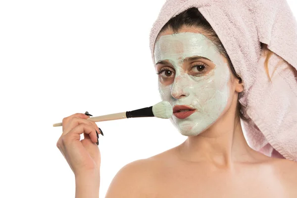 Mujer Joven Con Mascarilla Facial Cara Aplicando Crema Cosmética Cabeza — Foto de Stock