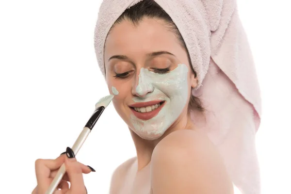 Ung Kvinna Med Ansiktsmask Ansiktet Och Handduk Huvudet — Stockfoto
