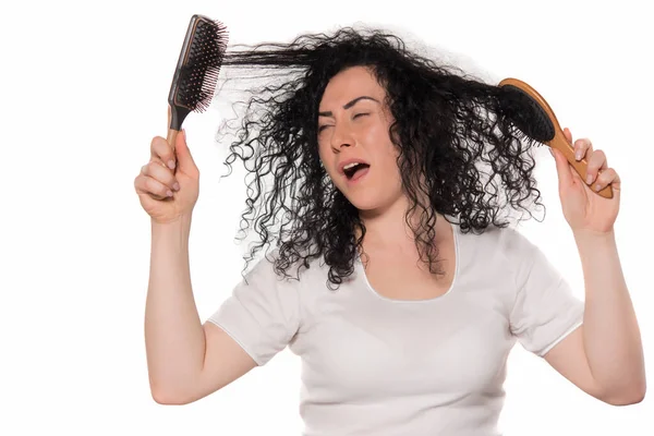 白い背景に櫛の髪とブラシを持つ女性 — ストック写真