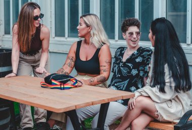 Igbt bayan arkadaşları dışarıda eğleniyor. 