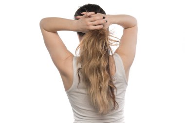 Stüdyoda beyaz arka planda güzel bir kadın