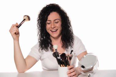 Makyaj fırçası süren genç bir kadın ve beyaza izole edilmiş saç.