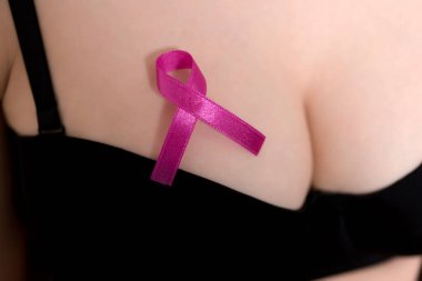 Siyah arka planda meme kanseri farkındalığı kurdelesi