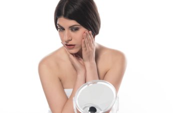 Yüzünde havlu olan genç bir kadın. beyaz arkaplanda izole.