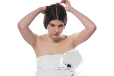 Bir şişe suyu olan genç bir kadın.