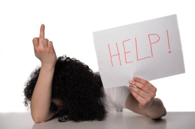 Beyaz arka planda kağıt tabelalı genç bir kadın.