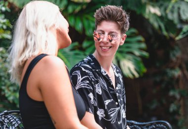 Genç çift birbirlerine sarılıp öpüşüyorlar. 