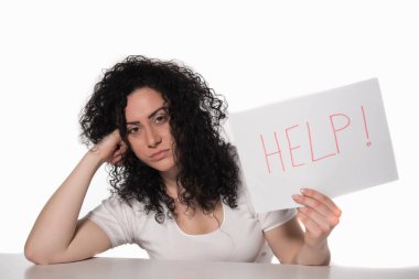 Beyaz arka planda kırık kağıt levhası olan üzgün genç bir kadın.