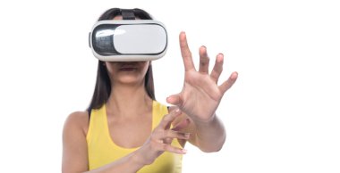 Beyaz arka planda sanal gerçeklik gözlüğü ve video kulaklığı olan kadın