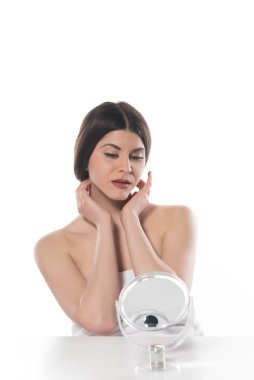 Makyajlı ve beyaz arka planda izole edilmiş bir bardak suyu olan güzel genç bir kadın.