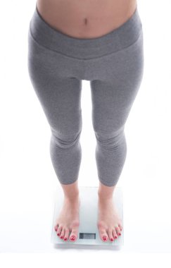 Beyaz arka planda pulları olan şişman bir kadın.