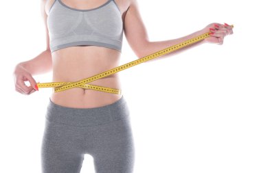 Beyaz arka planda mezurası olan kadın