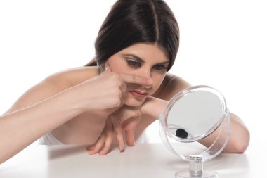 Bir bardak su uygulayan genç bir kadın.