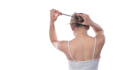 makaslı kadın ve beyaz arka planda fırça