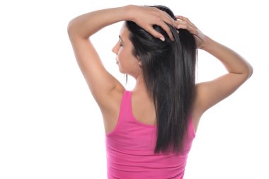 Uzun saçlı güzel bir genç kadın.