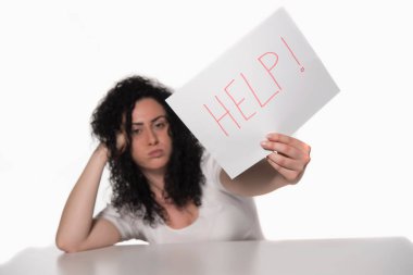 Elinde kağıt tutmakta olan genç bir kadın.