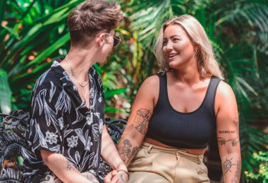 Genç aşık çift dışarıda vakit geçiriyor.