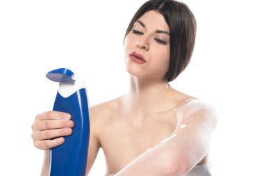 Beyaz arka planda sprey şişesi olan güzel genç bir kadın.