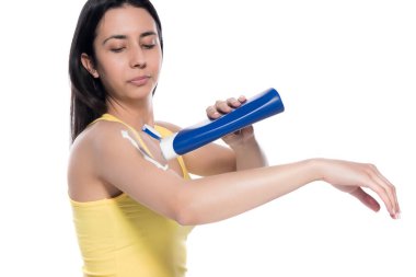 Kafasında havluyla güzel bir kadın.